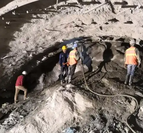 平和拱顶带模注浆料的施工流程及注意事项